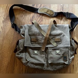 Women’s crossbody messenger bag